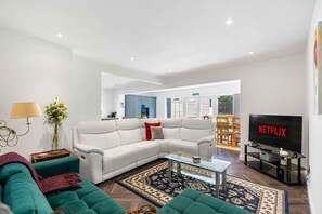TV - Coral Haven With Parking | By My Getaways (Worthing)