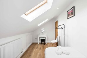 Iron/ironing board, bed sheets - Coral Haven With Parking | By My Getaways (Worthing)
