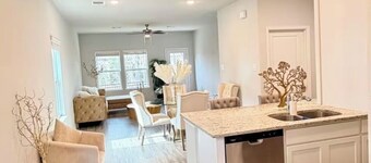Spacious 4-bedroom house in tranquil / Woodlands & Magnolia Area with AC