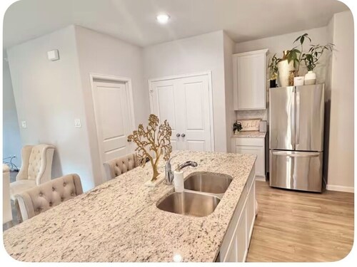 Spacious 4-bedroom house in tranquil / Woodlands & Magnolia Area with AC