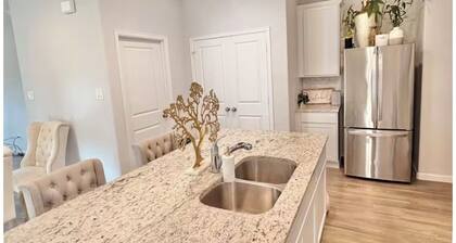 Spacious 4-bedroom house in tranquil / Woodlands & Magnolia Area with AC