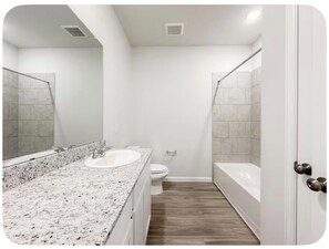 Bathroom - Spacious 4-bedroom house in tranquil / Woodlands & Magnolia Area with AC (Magnolia)