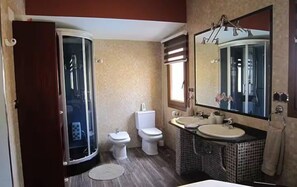 Ducha, secador de pelo, bidé y toallas
