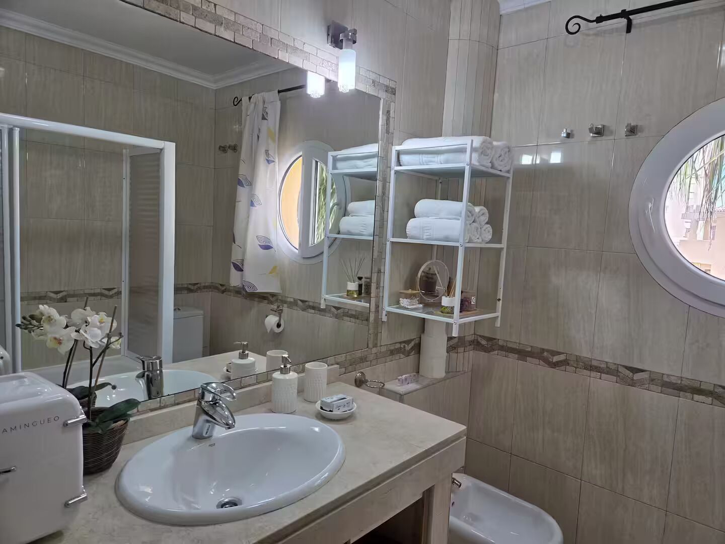 Douche, sèche-cheveux, bidet, serviettes fournies