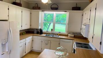 Coffee/tea maker, fridge, microwave, oven