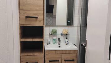 Dusche, Haartrockner, Handtücher, Toilettenpapier