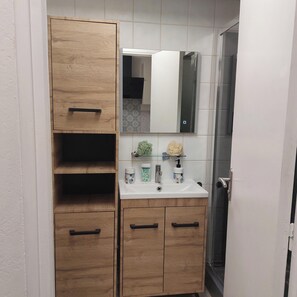 Shower, hair dryer, towels, toilet paper - Apartment P1 mezzanine historic center of Sommières (sommieres)