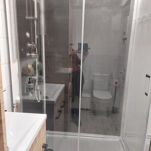 Shower, hair dryer, towels, toilet paper - Apartment P1 mezzanine historic center of Sommières (sommieres)