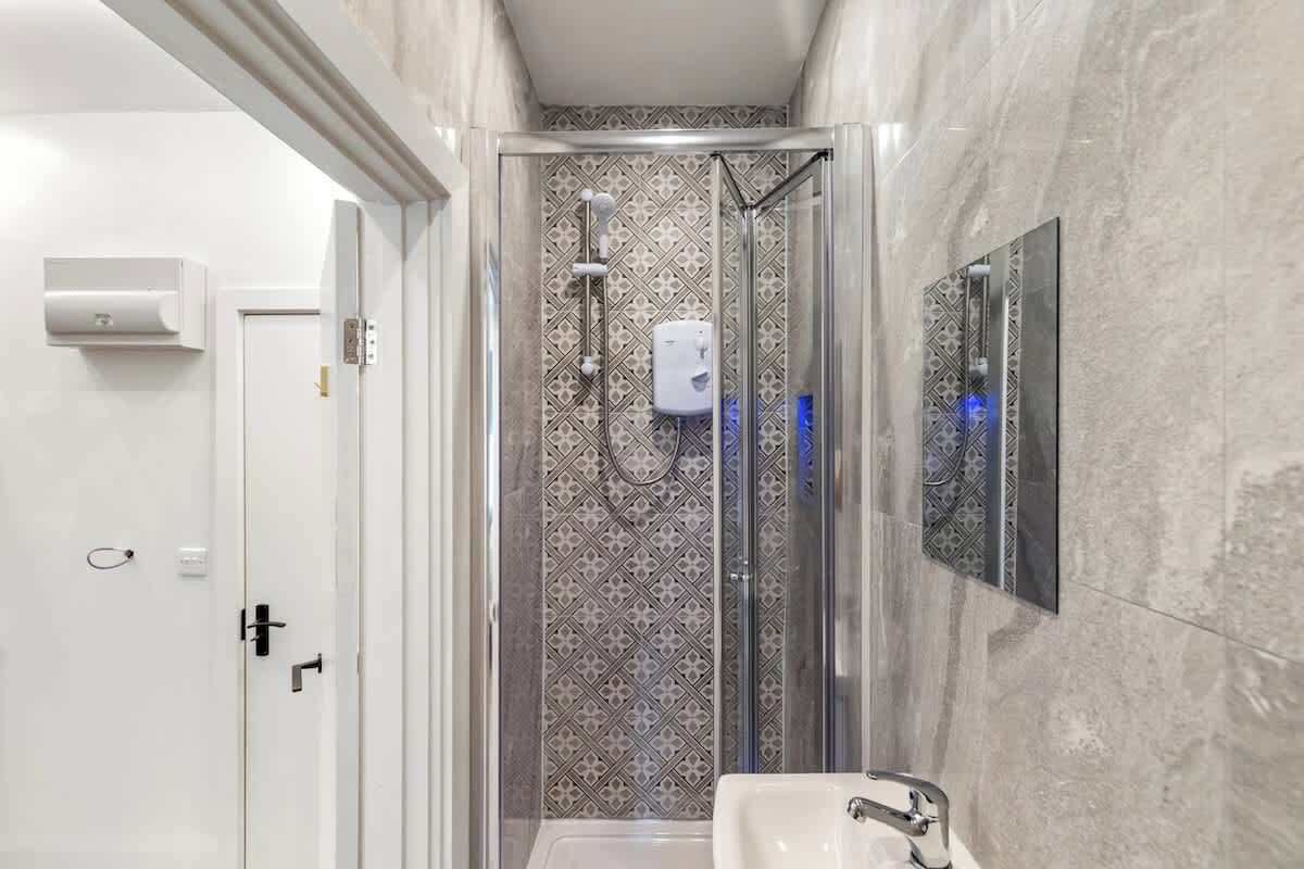 Dusche, Haartrockner, Shampoo