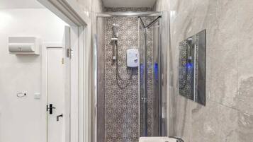Dusche, Haartrockner, Shampoo