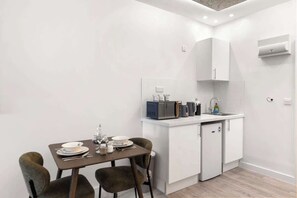 Fridge, microwave, electric kettle, toaster - The Hard Apartment Ideal For Contractors & Couples (Portsmouth)