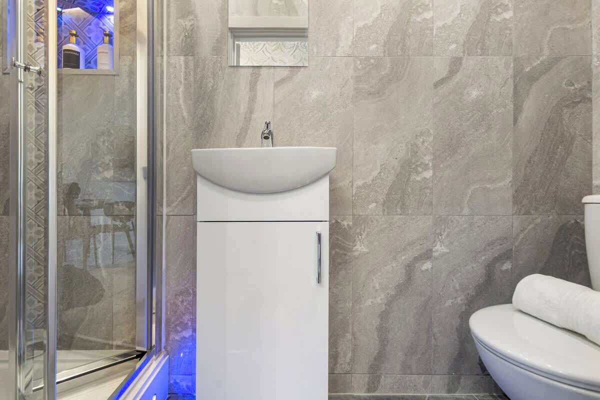 Een douche, een haardroger, shampoo
