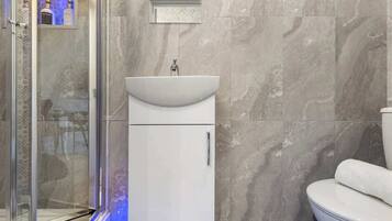 Een douche, een haardroger, shampoo