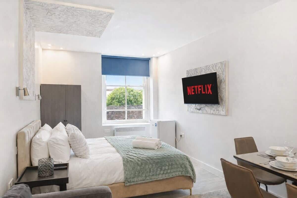 2 habitaciones, tabla de planchar con plancha, wifi y ropa de cama 