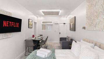 2 chambres, fer et planche à repasser, Wi-Fi, draps fournis