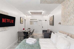 2 chambres, fer et planche à repasser, Wi-Fi, draps fournis