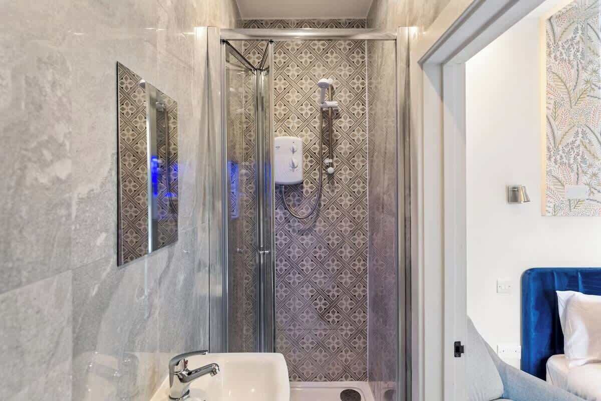 Dusche, Haartrockner, Shampoo