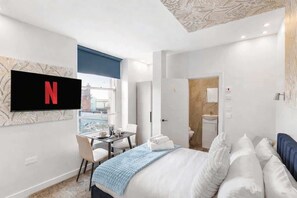 1 bedroom, iron/ironing board, WiFi, bed sheets - Modern Dockside Apartment | Near Gunwharf Quays (Portsmouth)