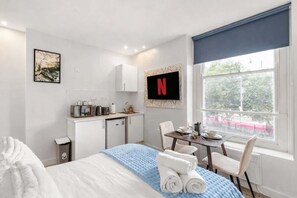 1 bedroom, iron/ironing board, WiFi, bed sheets - Modern Dockside Apartment | Near Gunwharf Quays (Portsmouth)