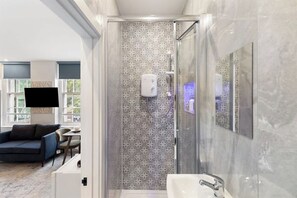 Douche, sèche-cheveux, shampoing