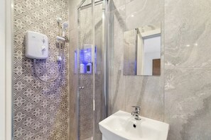 Dusche, Haartrockner, Shampoo
