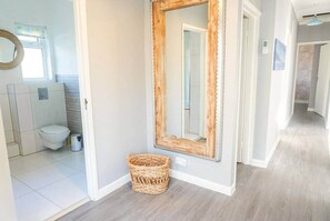 Bathroom - Sandbanks Apt | Sleeps 8 | Beach | Contractors (Poole)