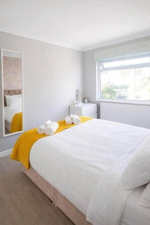 Room - Sandbanks Apt | Sleeps 8 | Beach | Contractors (Poole)