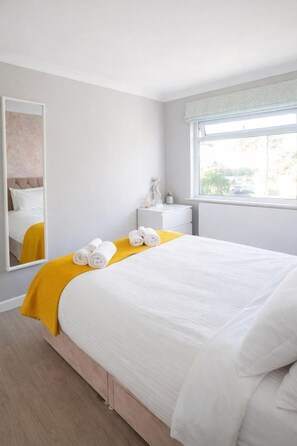 WiFi - Sandbanks Apt | Sleeps 8 | Beach | Contractors (Poole)