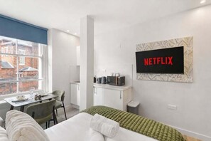 1 bedroom, iron/ironing board, WiFi, bed sheets - Stylish Apartment Ideal For Contractors & Couples (Portsmouth)