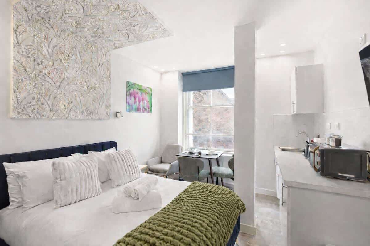 1 habitación, tabla de planchar con plancha, wifi y ropa de cama 