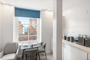 Dining - Stylish Apartment Ideal For Contractors & Couples (Portsmouth)