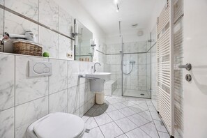 Chuveiro, secador de cabelo, toalhas de banho 
