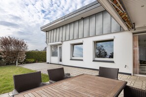 Outdoor dining - Holiday Home for 6 Guests, 150 m², in Winsen (Luhe) with Wi-Fi (Winsen (Luhe))