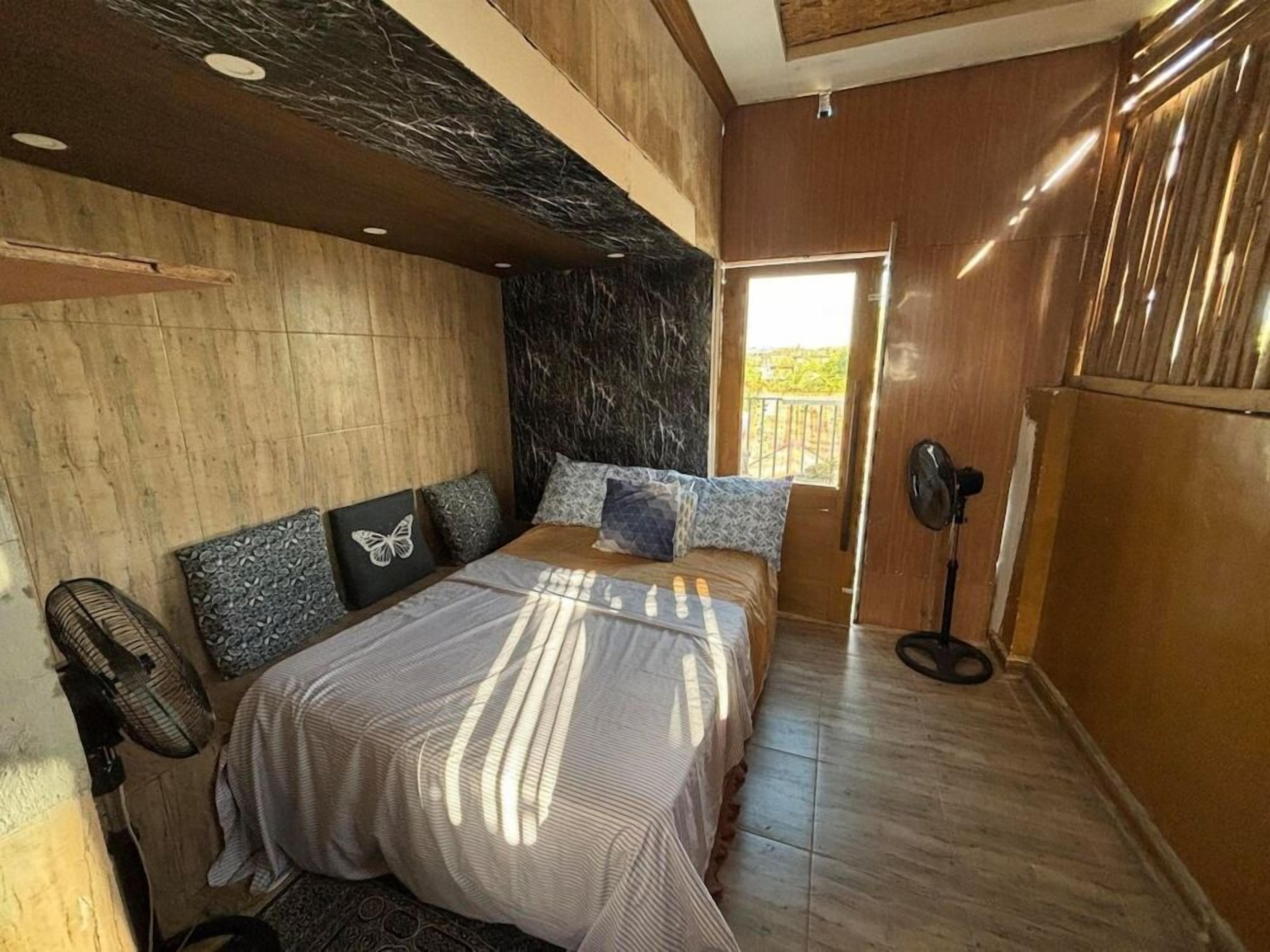 3 bedrooms, iron/ironing board, bed sheets