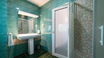 Estúdio, sacada, vista para o mar | Banheiro