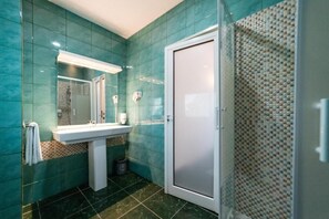 Estúdio, sacada, vista para o mar | Banheiro