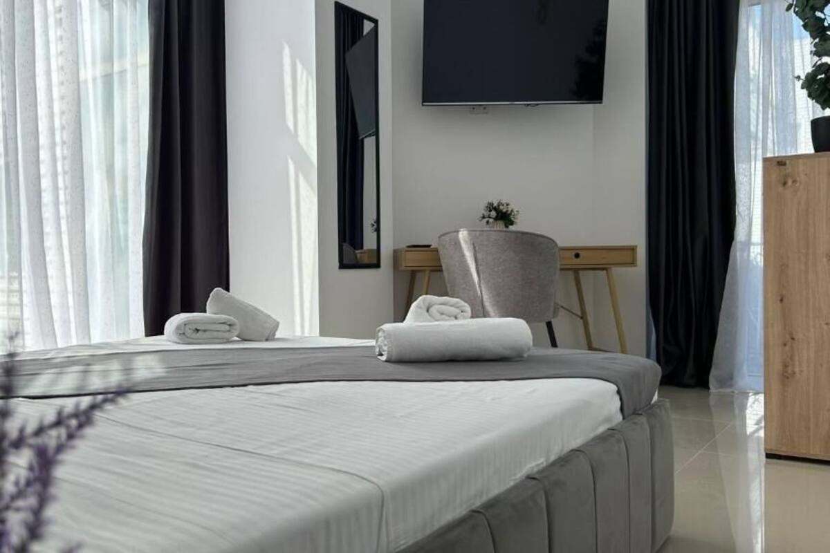 Leilighet – deluxe, strandutsikt | Skrivebord, blendingsgardiner, lydisolert og strykejern/-brett