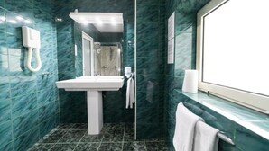 A bathroom with a sink, mirror, and a window. - Avenue Palm (Eforie Nord)