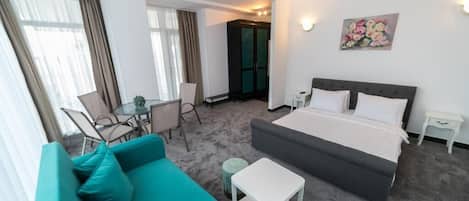 Schreibtisch, VerdunkelungsvorhÀnge, schallisolierte Zimmer