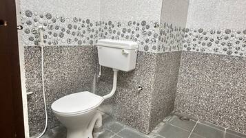 Quarto luxo | Banheiro | Chuveiro, toalhas de banho, sabonete, shampoo