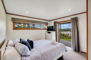 3 bedrooms, WiFi, bed sheets - Kaitoke Vista - Raglan Holiday Home (Raglan)