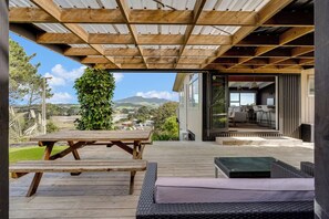 Outdoor dining - Kaitoke Vista - Raglan Holiday Home (Raglan)