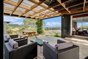 Outdoor dining - Kaitoke Vista - Raglan Holiday Home (Raglan)