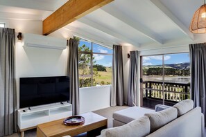 TV - Kaitoke Vista - Raglan Holiday Home (Raglan)