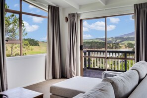 TV - Kaitoke Vista - Raglan Holiday Home (Raglan)