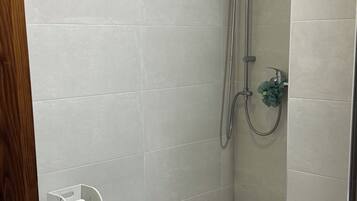 SĂšche-cheveux, serviettes fournies, savon, papier toilette