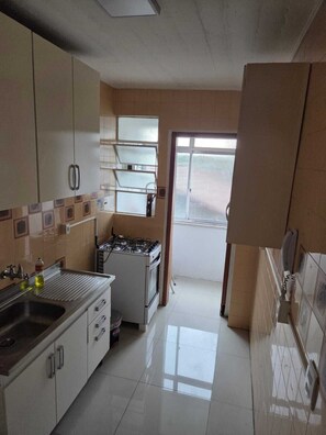 Fridge, microwave, oven, stovetop - Beautiful apartment in Porto Alegre with a great location. (Porto Alegre)