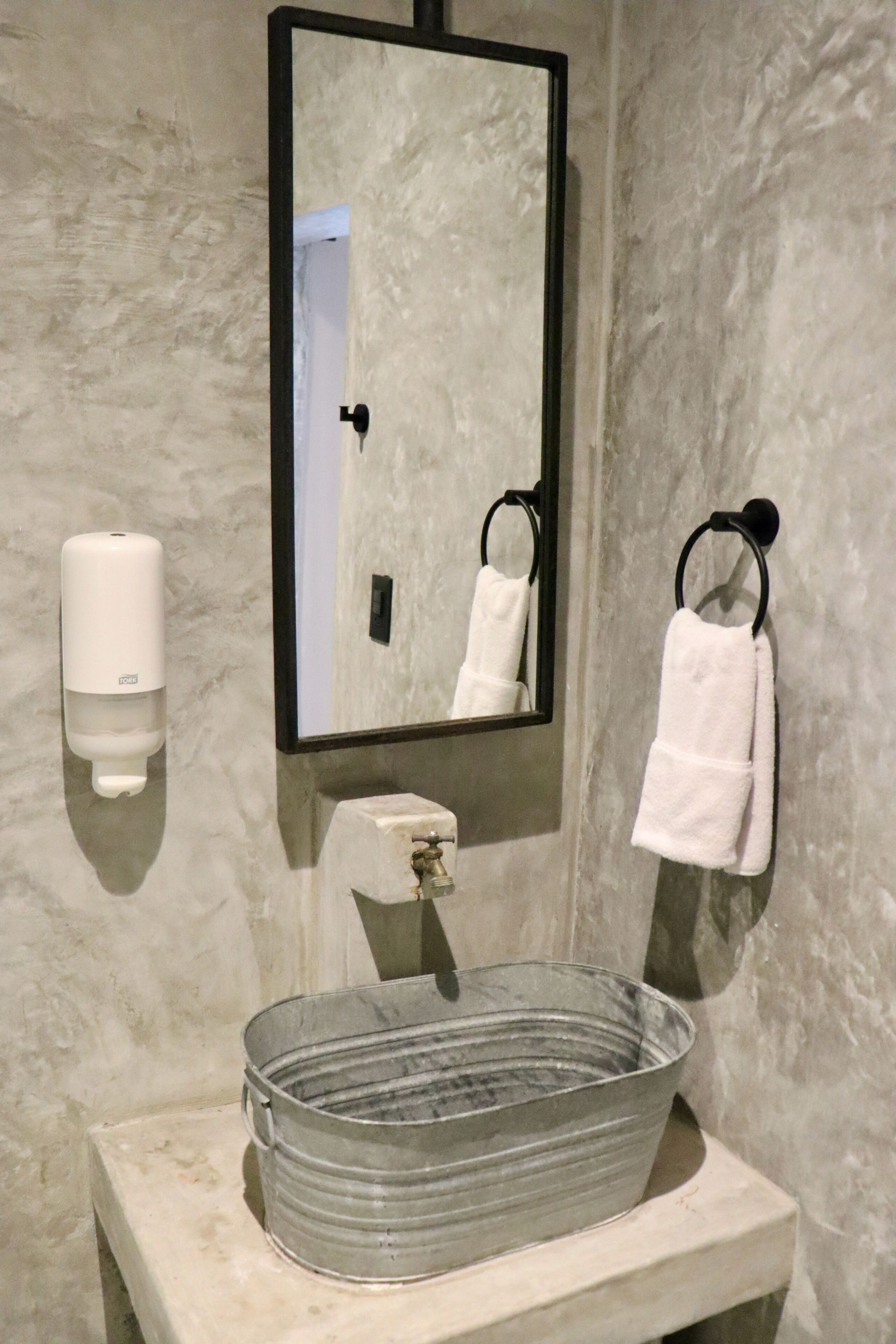 Deluxe Room, 1 Queen Bed | Bathroom