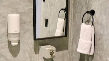 Deluxe Room, 1 Queen Bed | Bathroom