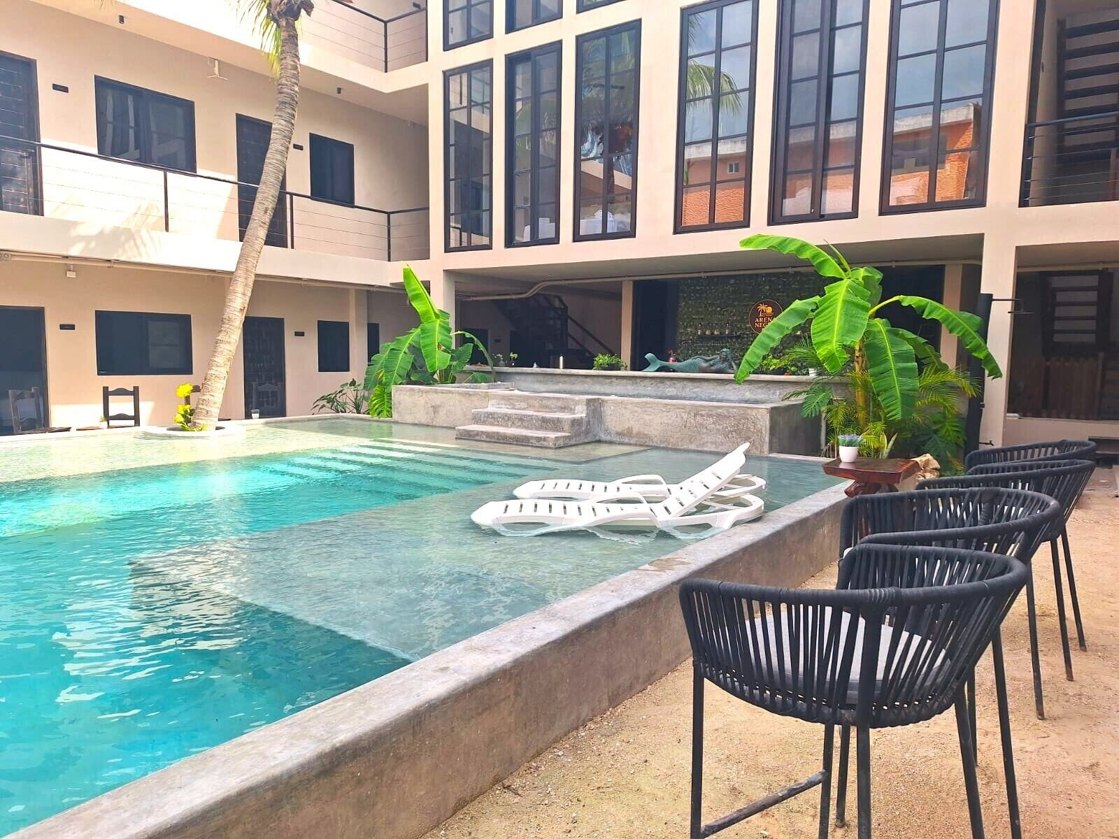 Una piscina al aire libre (de 07:00 a 22:30), tumbonas
